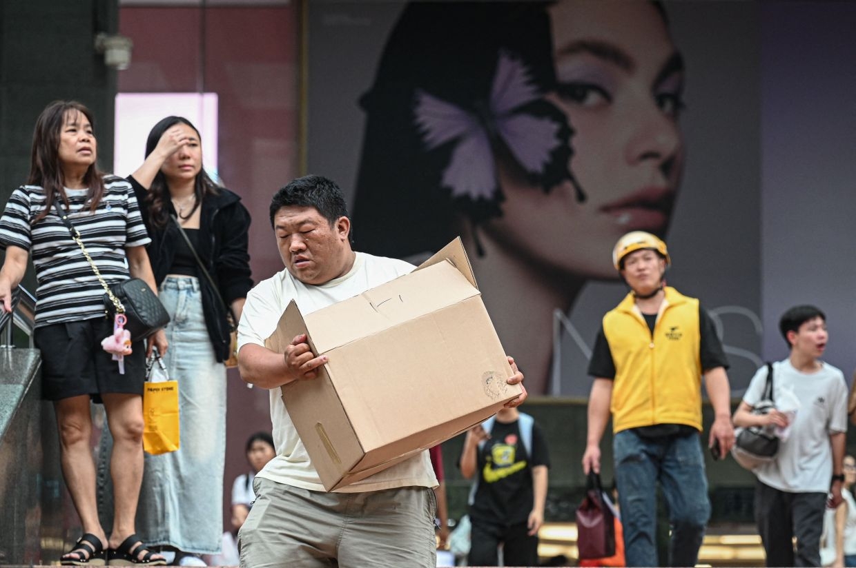 Chinese holiday spending inches up but trade war weighs on services