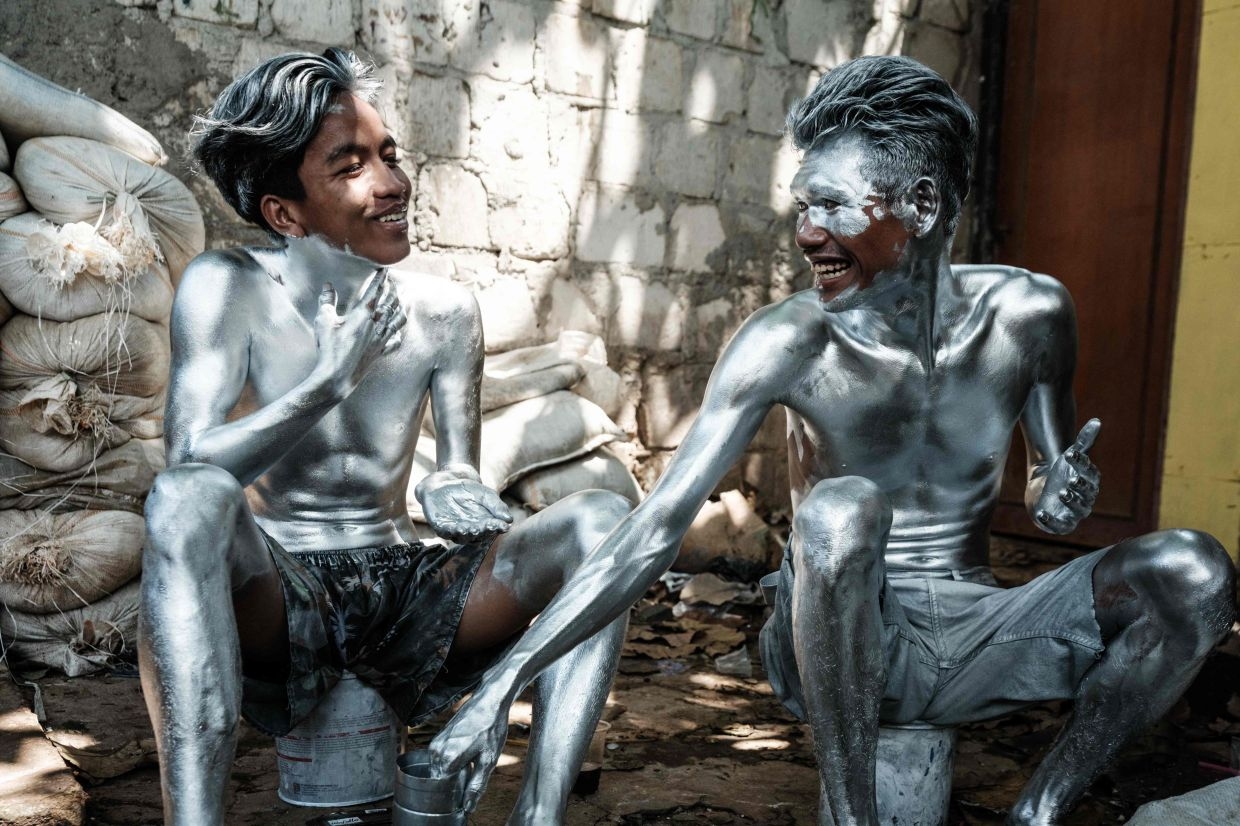 Indonesia's silvermen beg to make ends meet