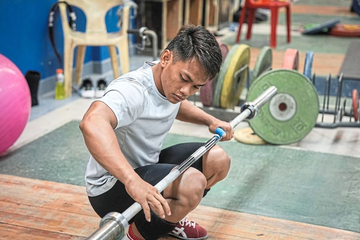 Double lift for Aniq to snatch gold in his last 61kg event