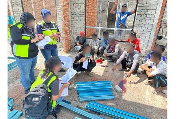 Johor cops arrest over 300 foreigners for various offences