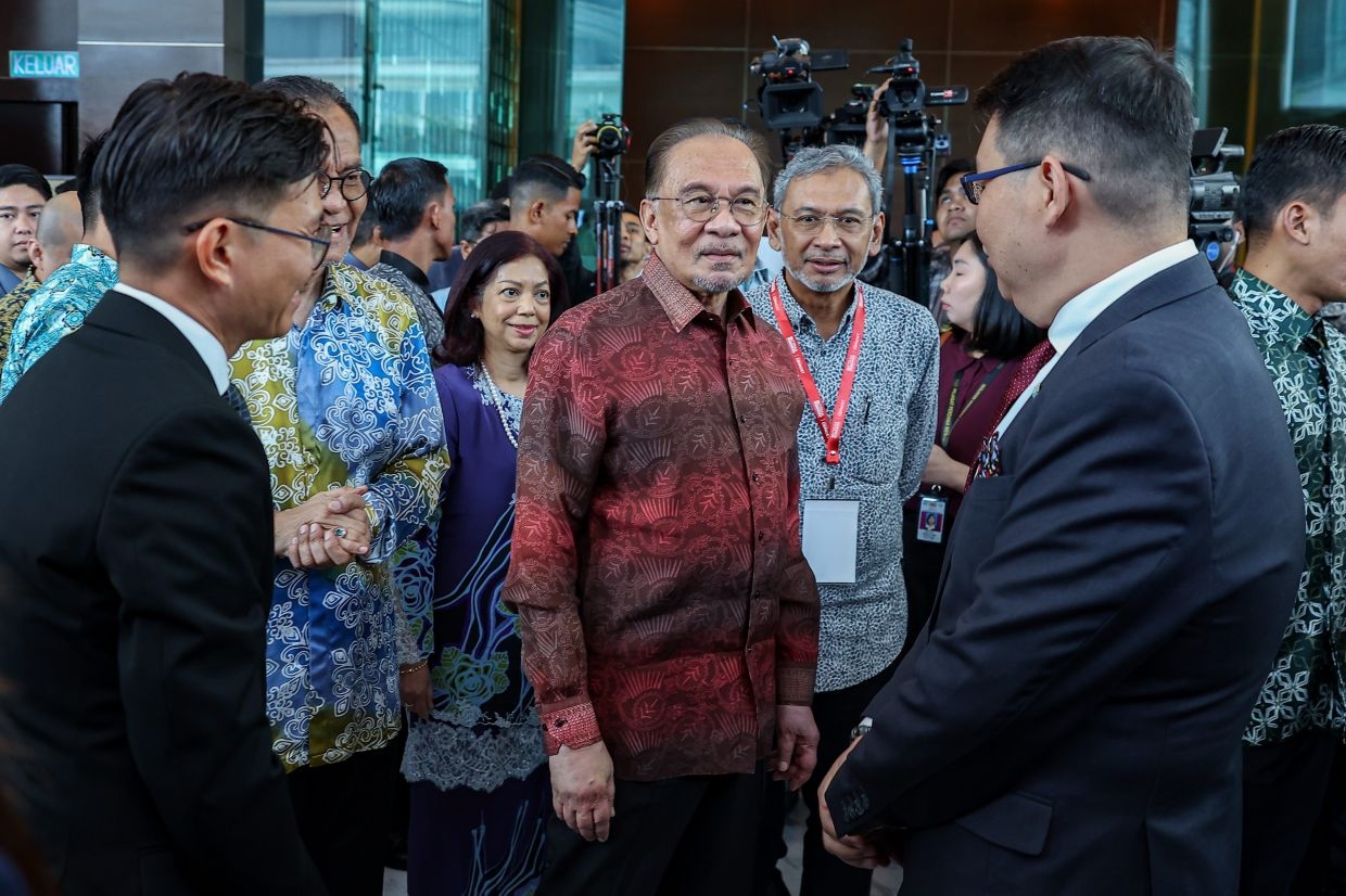 Anwar calls for stronger Asean research ties to reduce medical costs