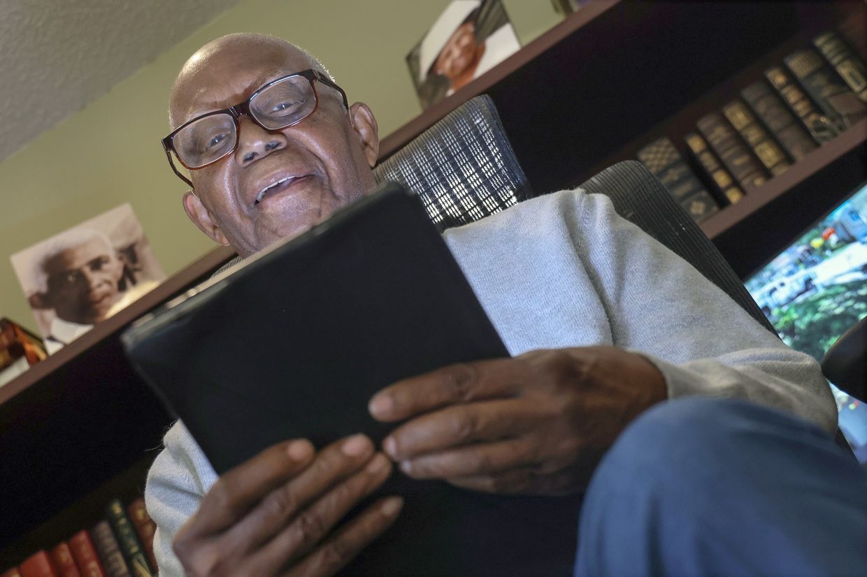 He's almost 90, but he wants to teach seniors how to use tech