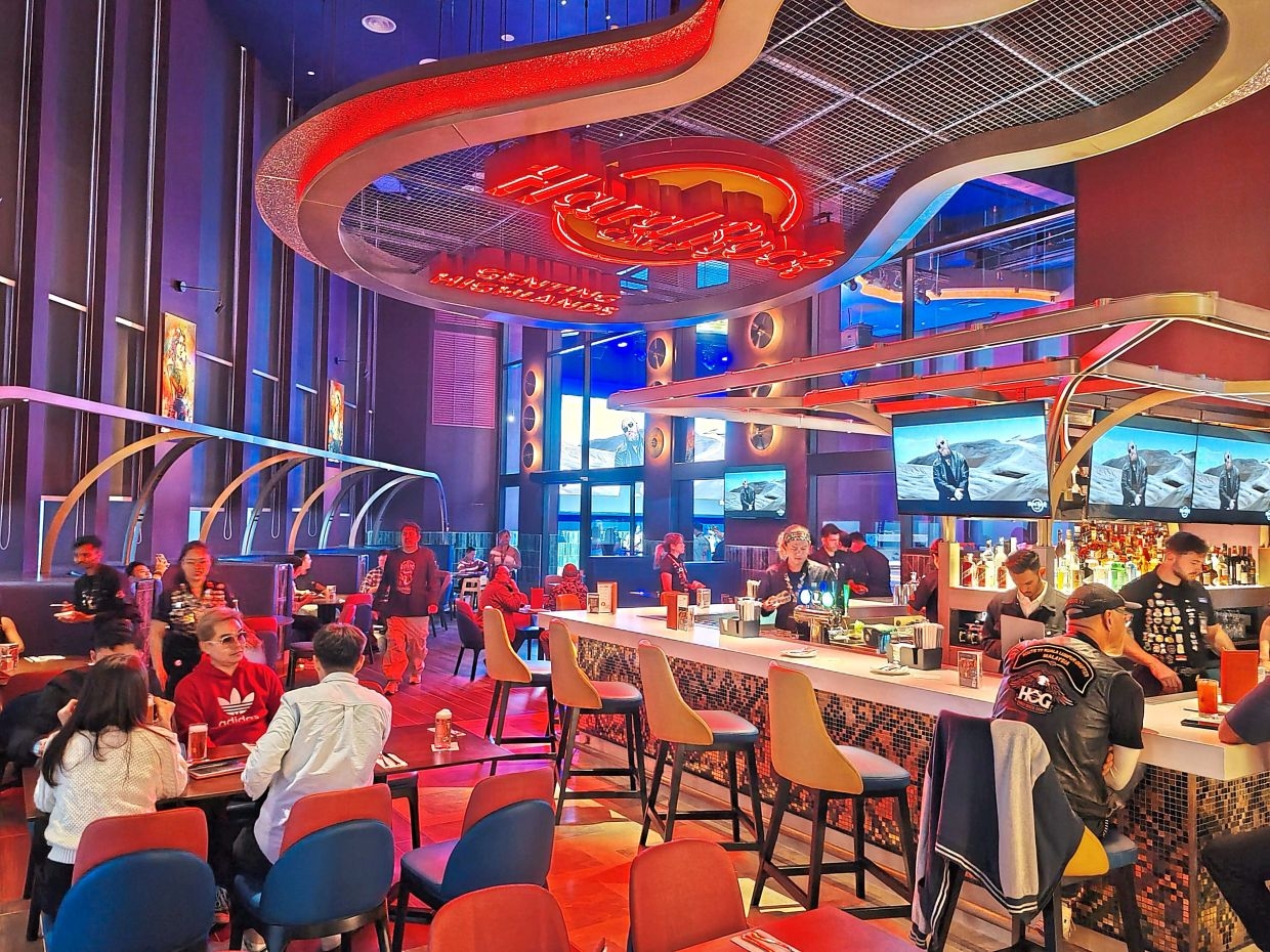 Global cafe opens branch with heated pool in Genting Highlands