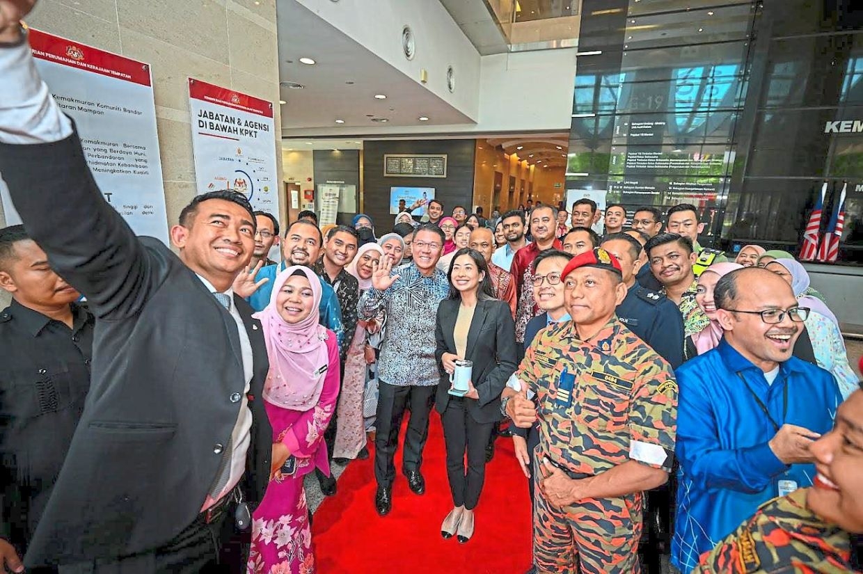 Johor princess pays visit to Housing Ministry