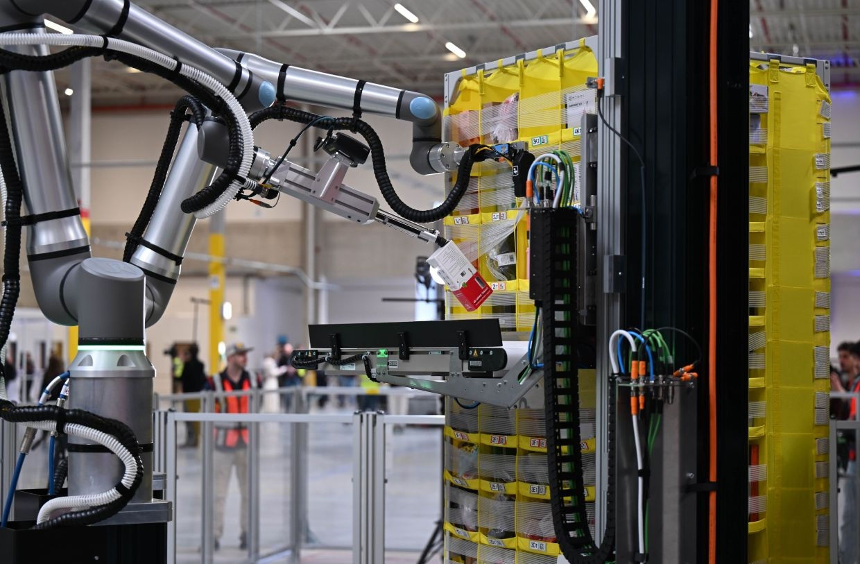Amazon unveils robot with 'a sense of touch'