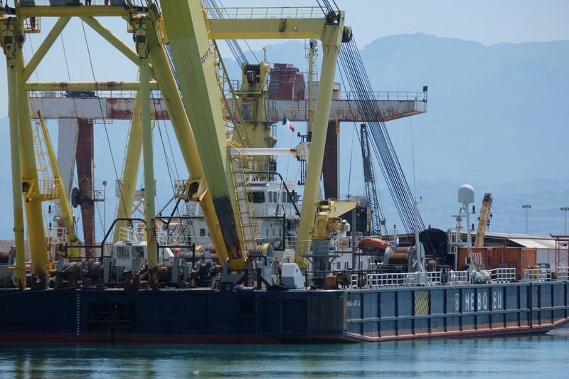Diver dies in preliminary operations to recover Lynch's yacht