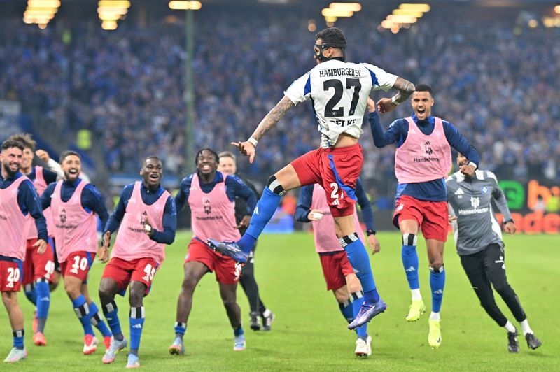 Soccer-Hamburg return to the Bundesliga after seven years with 6-1 demolition of Ulm