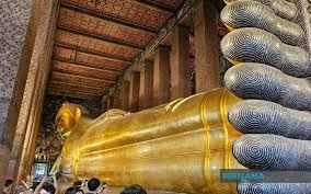 Foreign tourists captivated by Thai culture on Wesak Day