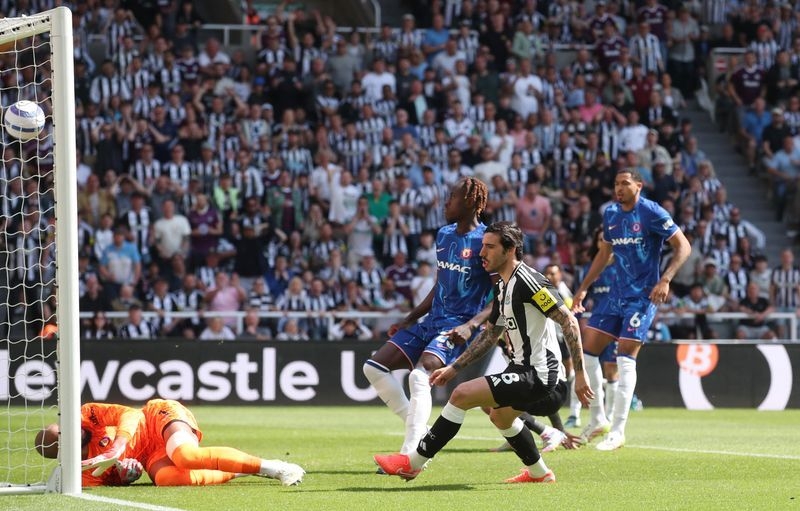 Soccer-Tonali on target as Newcastle beat 10-man Chelsea 2-0