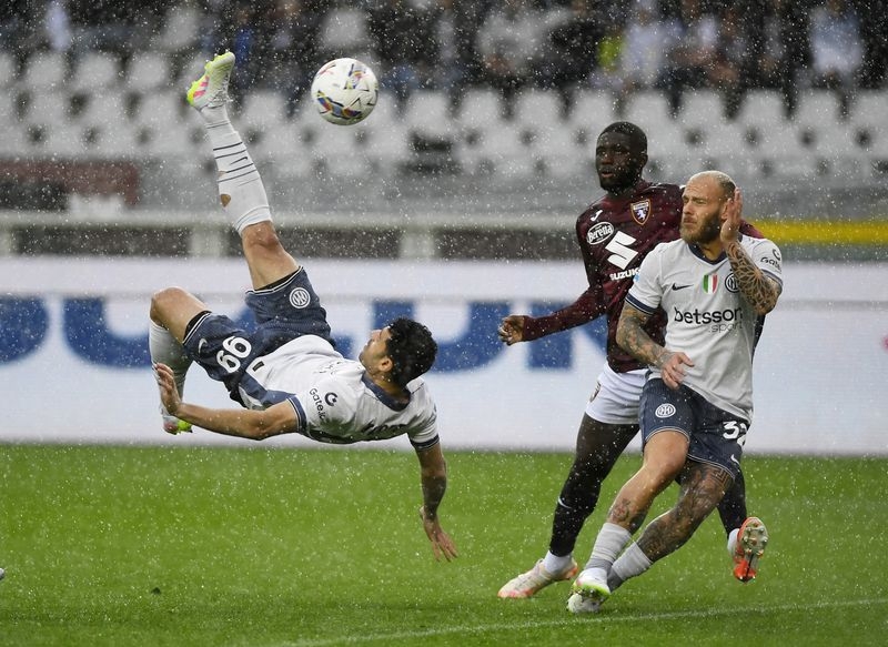Soccer-Inter overcome Torino to keep pressure on Napoli
