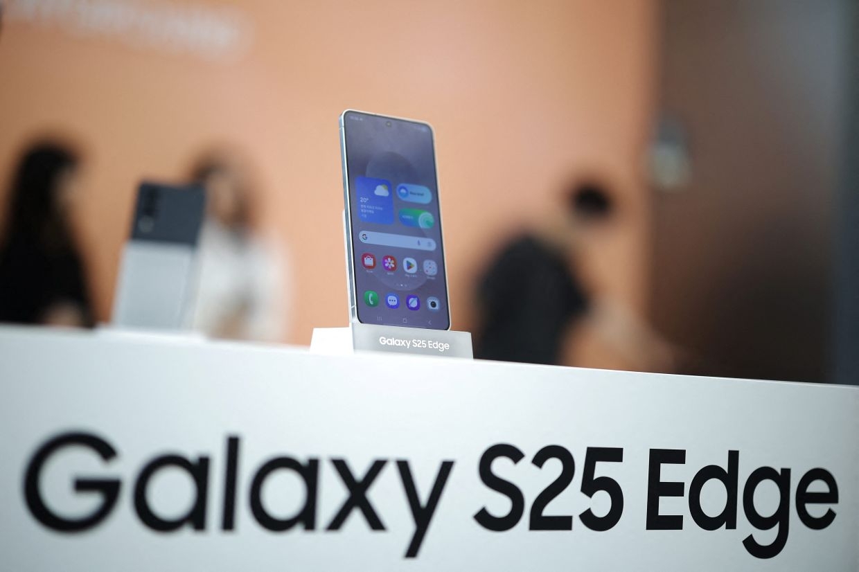 Samsung launches slimmest smartphone as races against rival Apple