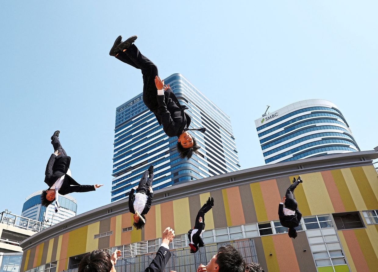 Salarymen work hard, cheer harder
