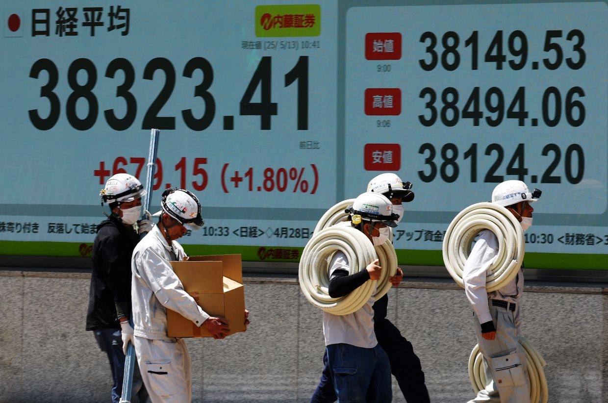 Asian markets swing as China-US trade euphoria fades