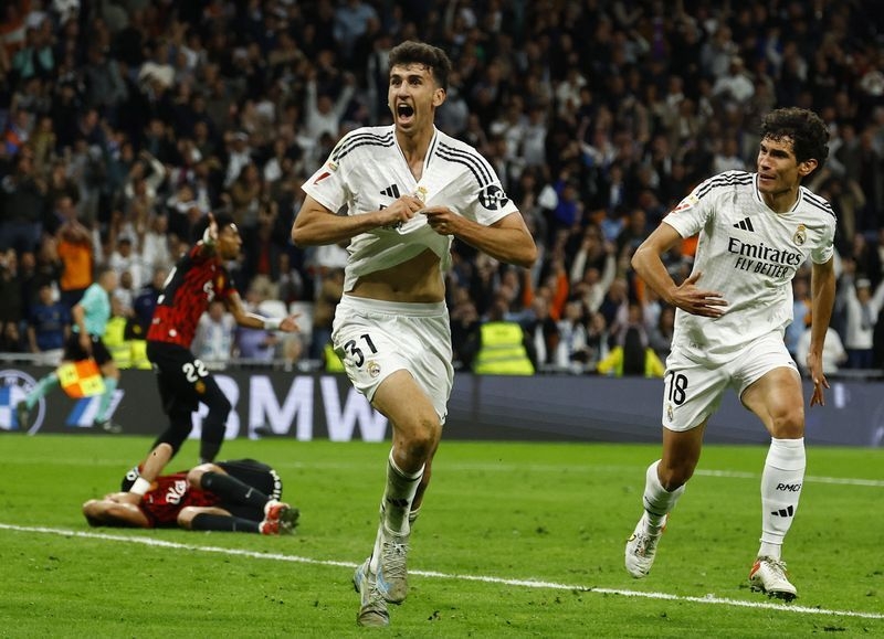 Soccer-Real Madrid fight back to beat Mallorca 2-1