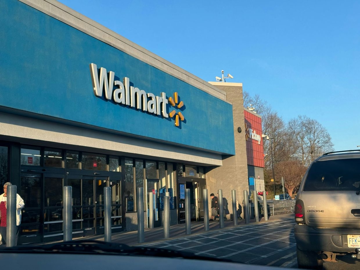 Retailers rush to save US summer shopping season