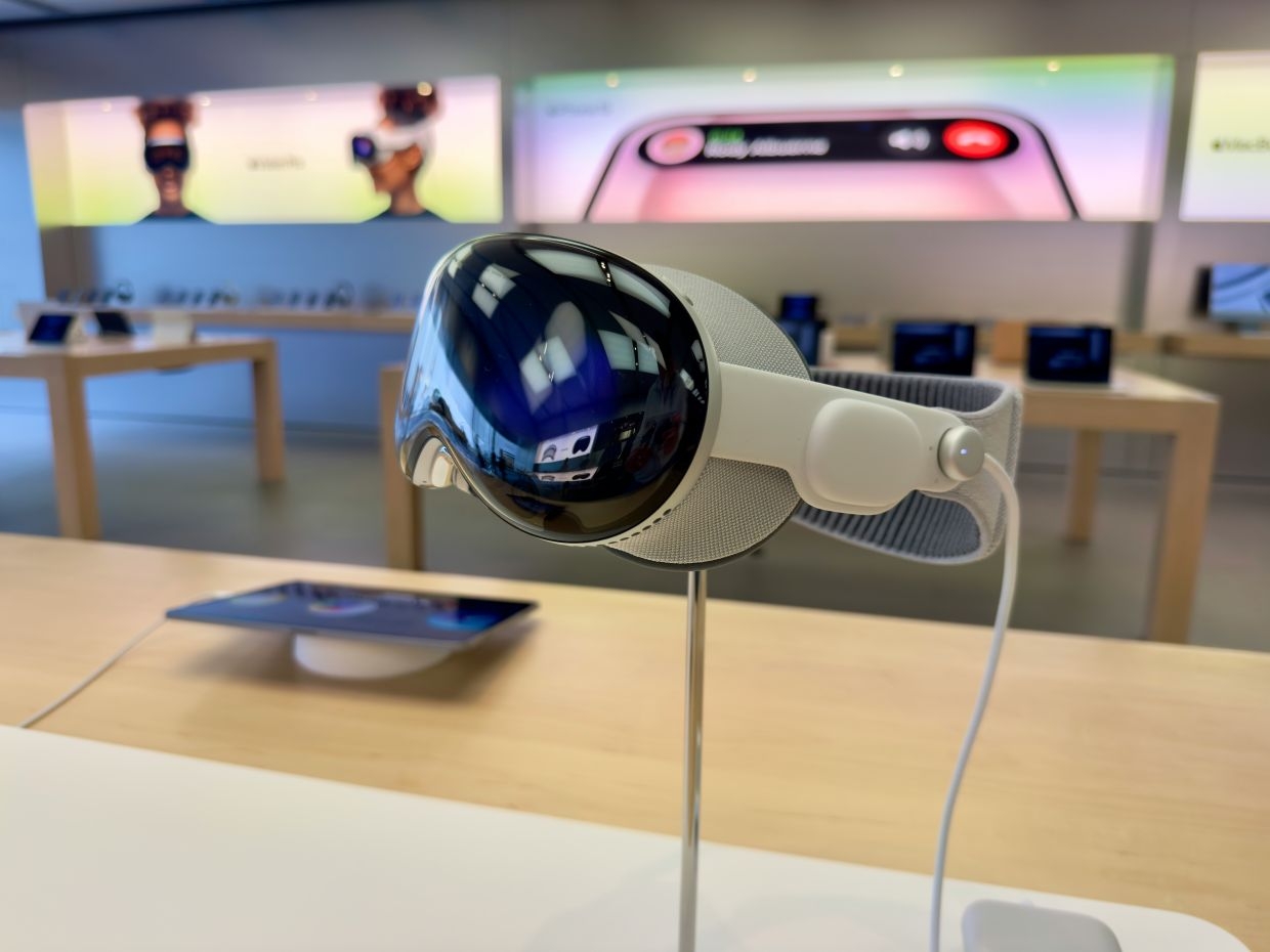 Apple readies feature that lets Vision Pro users scroll with their eyes