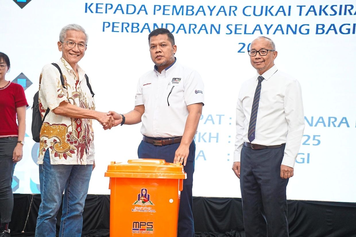 Selayang ratepayers who settle bills early will receive free rubbish bins
