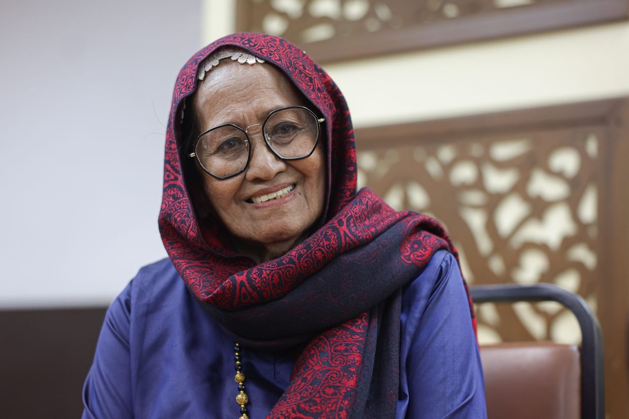 90YO director-actress Rosnani Jamil proves learning has no age limit