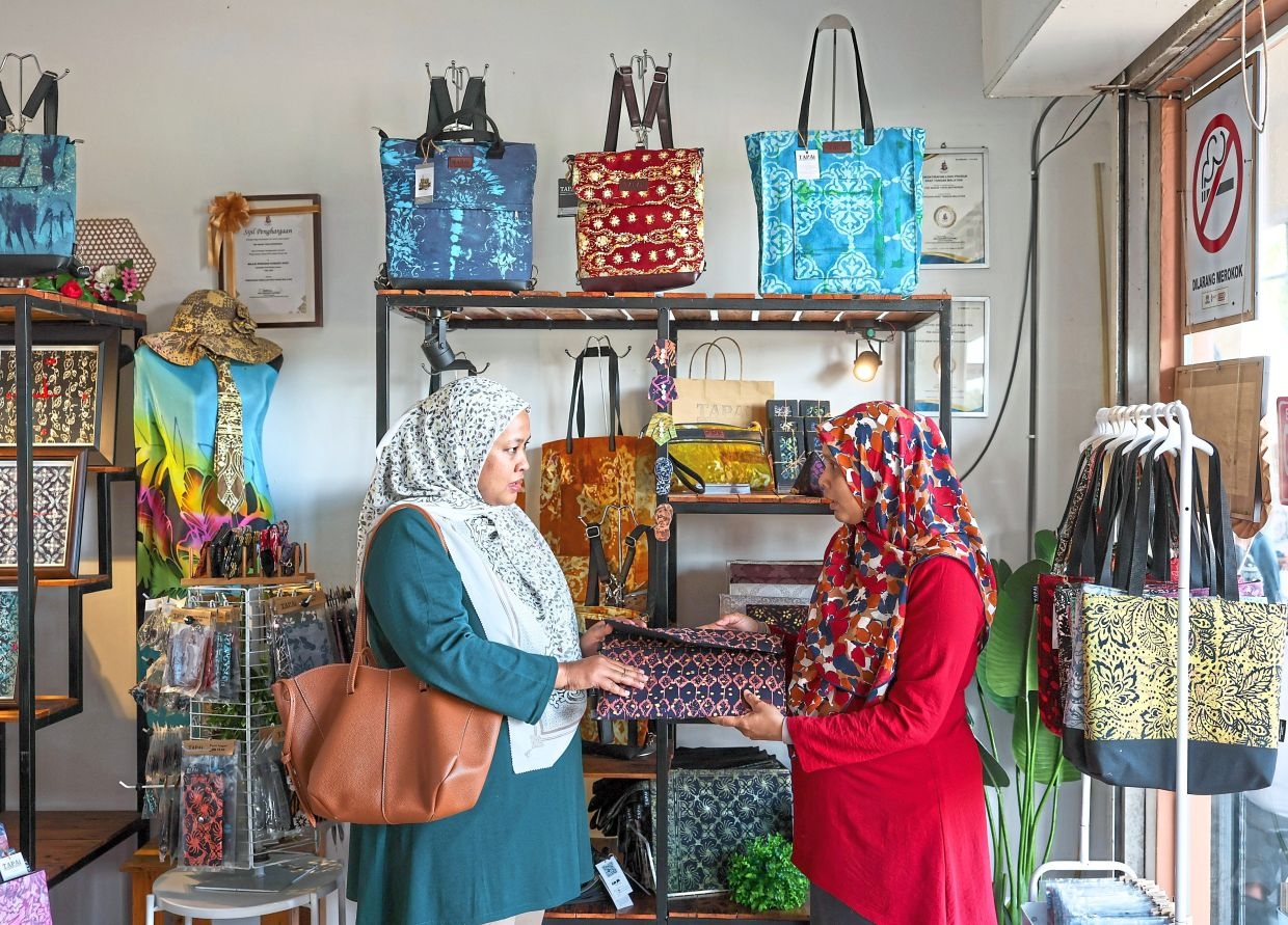 Disabled craftsmen make batik bags for Asean 2025