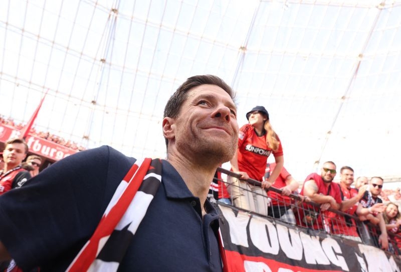 Soccer-Leverkusen draw 2-2 at Mainz to hand departing coach Alonso another record