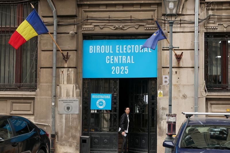 Romanians vote in presidential run-off that could widen EU rifts