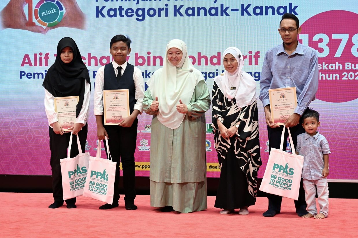 Young bookworm devours 1,378 titles to bag award