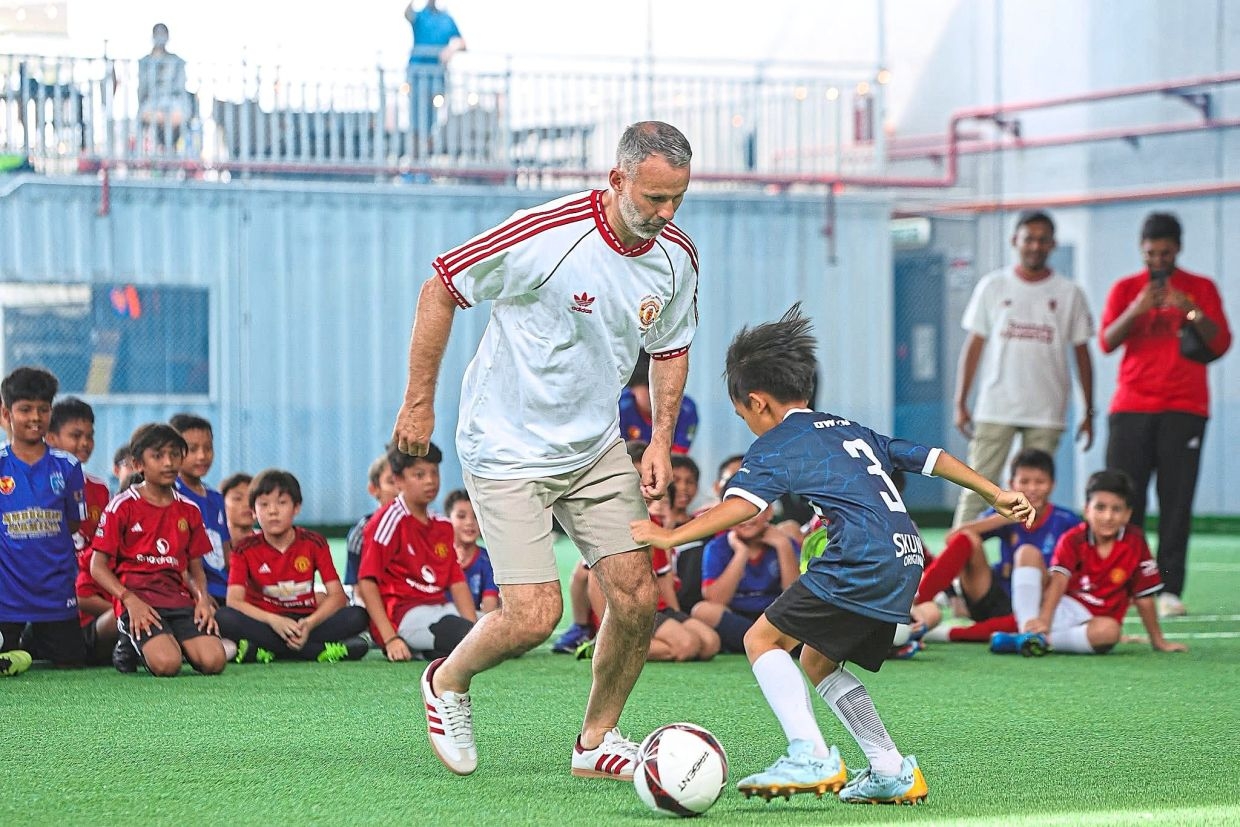 Young 'uns get unforgettable experience with Devils legend Giggs