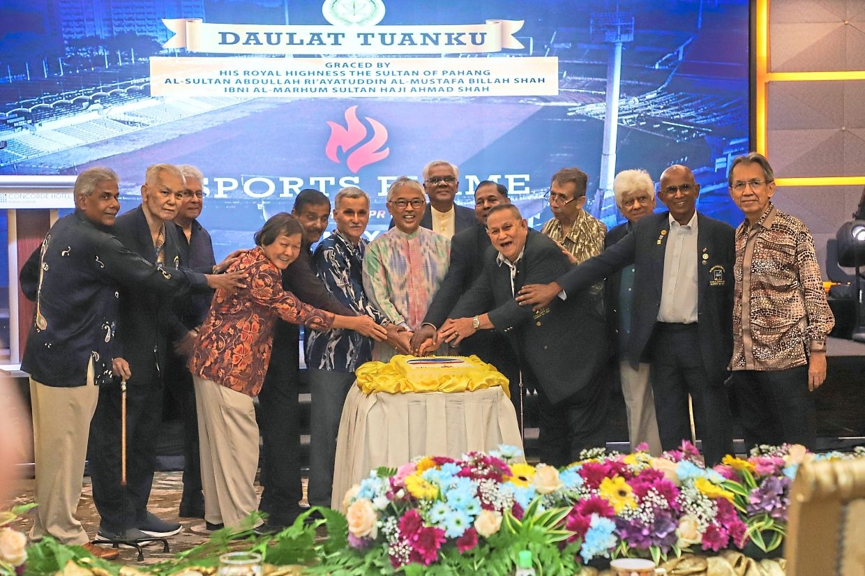 Sultan of Pahang leads tribute to former athletes