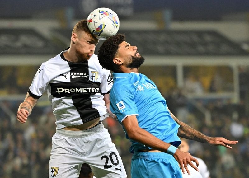 Soccer-Napoli's title hopes put on ice after stalemate at Parma