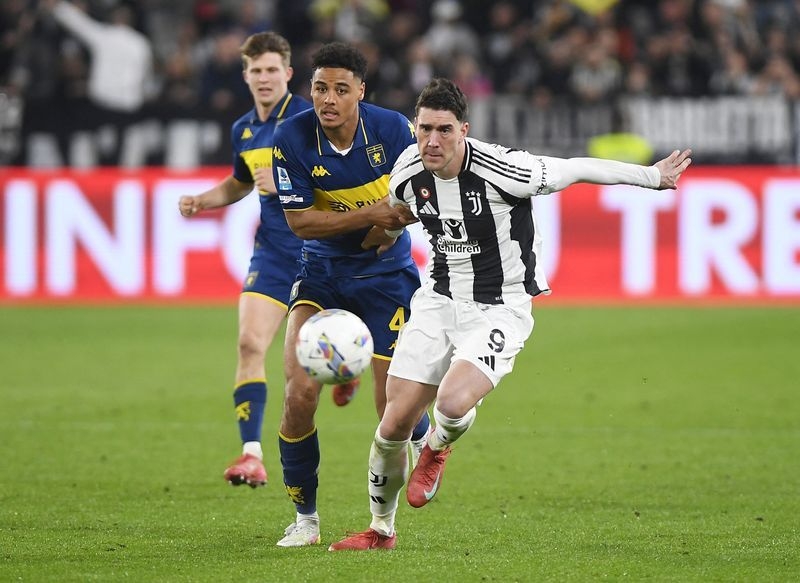 Soccer-Juve manager Tudor pleased with Vlahovic impact