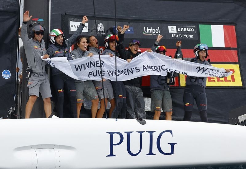 Sailing-Pirelli renews sponsorship for Italy's Luna Rossa