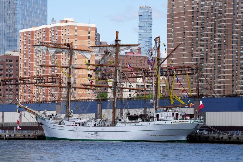 Mexican ship that crashed into Brooklyn Bridge made no distress calls, Mexico says