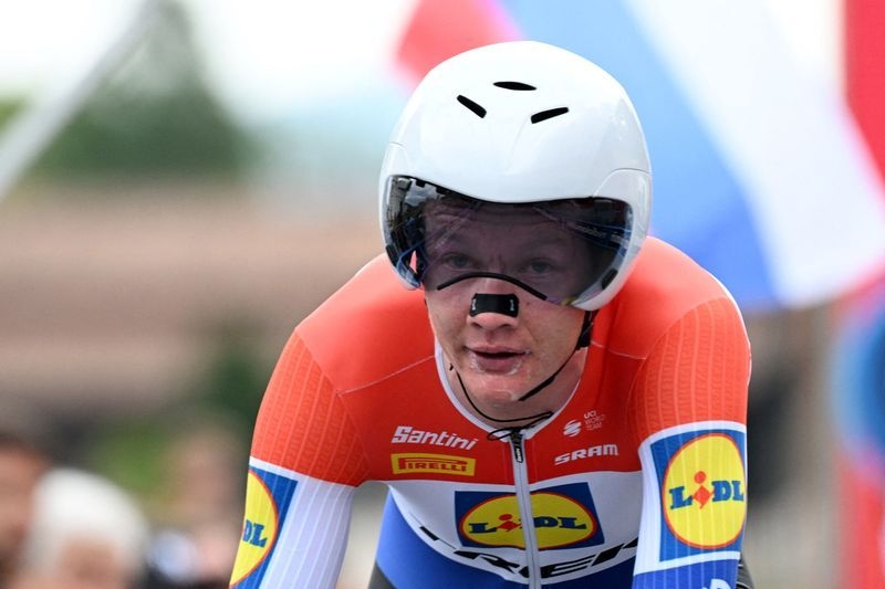 Cycling-Hoole wins Giro time trial, Ayuso and Roglic close on Del Toro