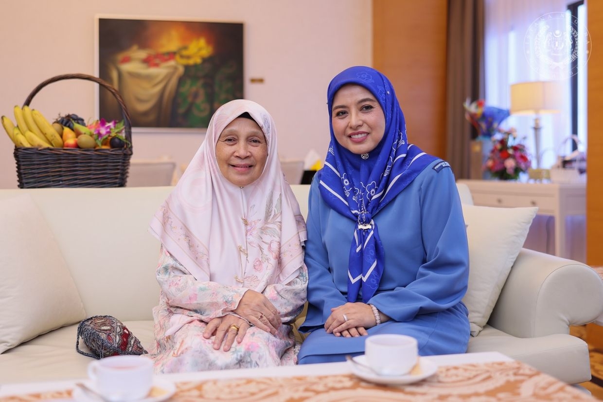 Queen visits old friend 'Kak Ton' in Kelantan
