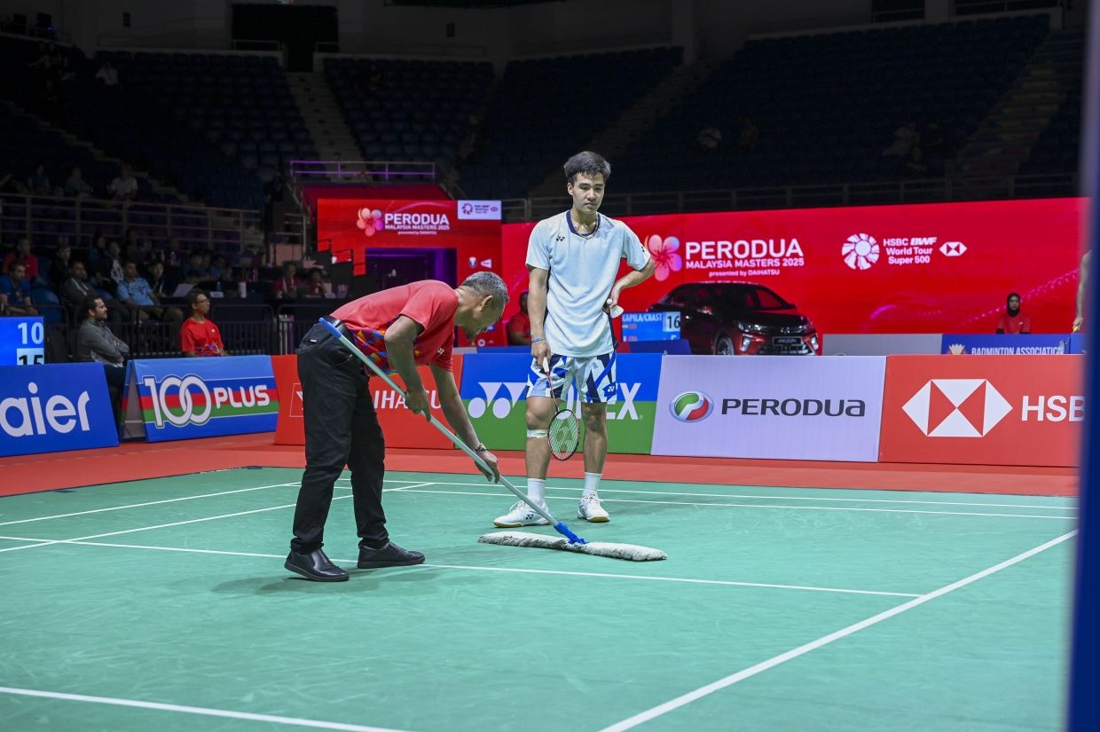 Dripping water on courts disrupts play at Axiata Arena