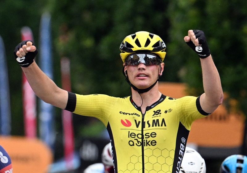 Cycling-Kooij outsprints Van Uden to win Giro stage 12, Del Toro retains pink jersey