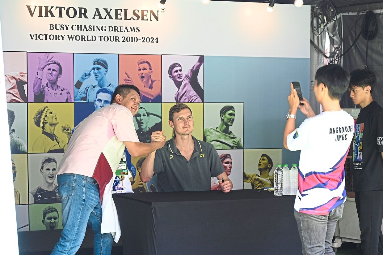 Axelsen takes trouble to meet fans in KL despite skipping tourney