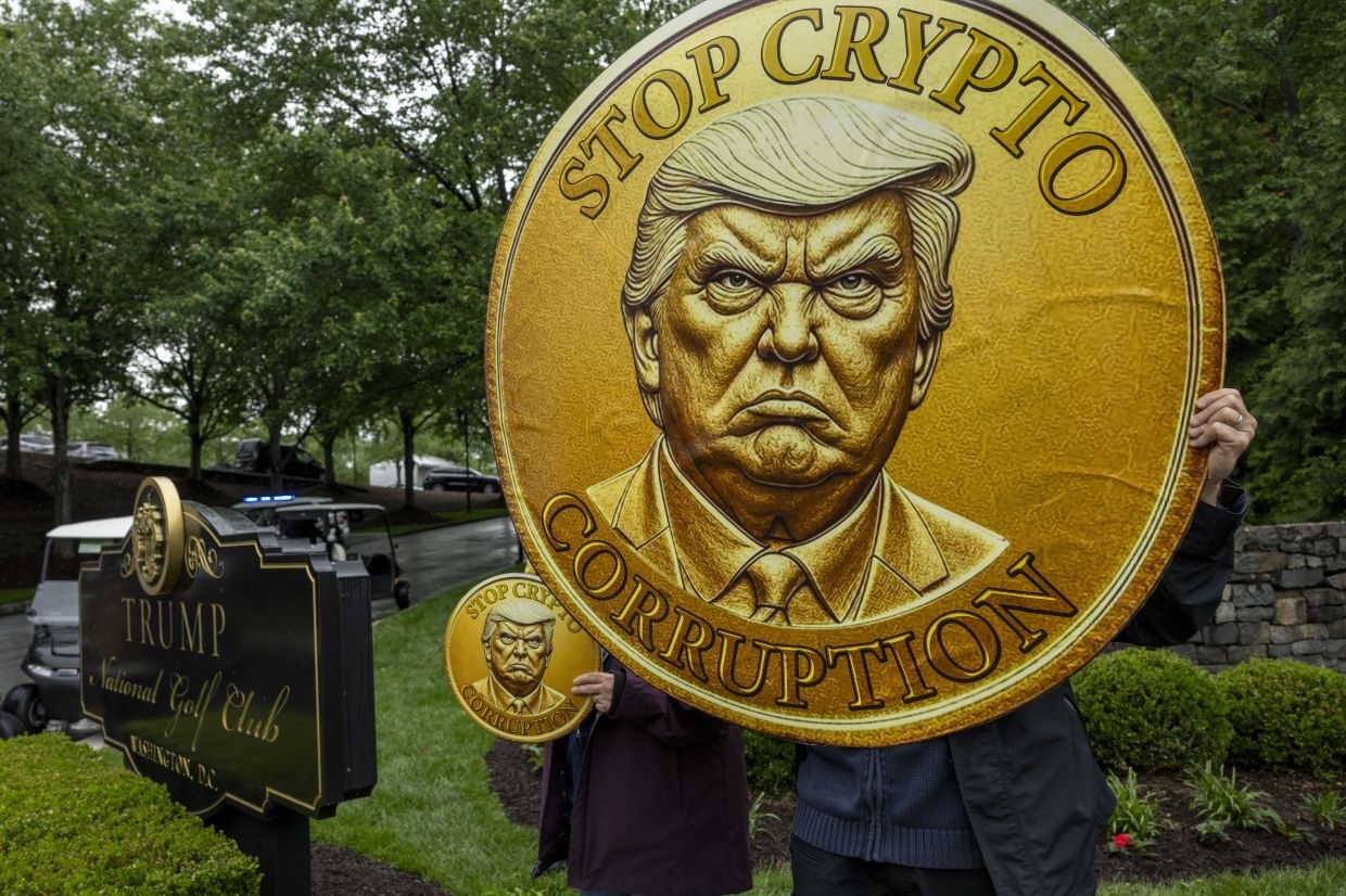 Protesters yell 'Shame!' at guests of Trump's memecoin dinner