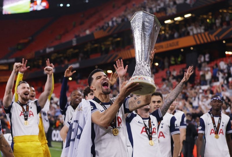 Soccer-UEFA apologises after running out of medals during Europa League final ceremony
