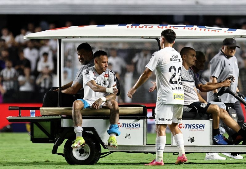 Soccer-Neymar returns from injury, Santos future unclear
