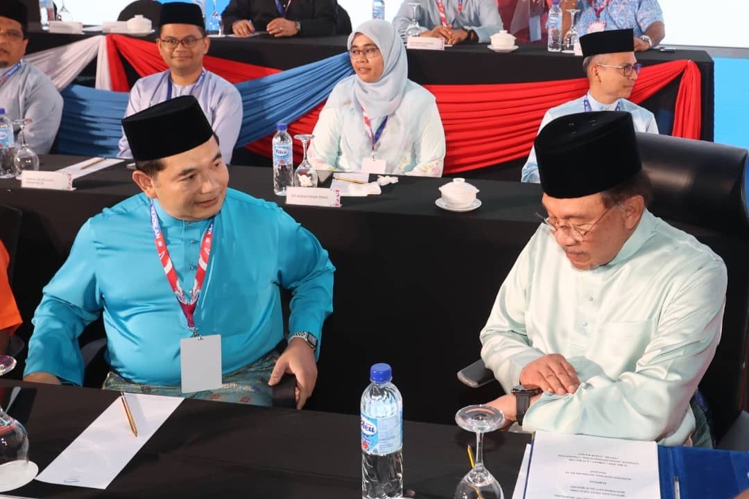 Rafizi Ramli makes late entrance at PKR national congress