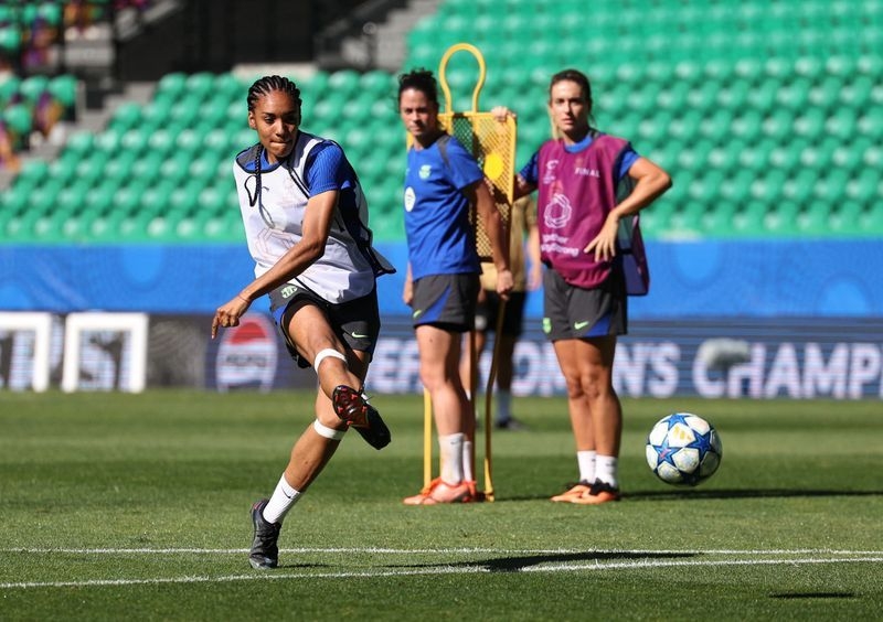 Soccer-Favourites Barcelona not taking Arsenal lightly in women's CL final