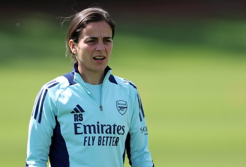 Soccer-Arsenal seek to defy the odds against mighty Barcelona