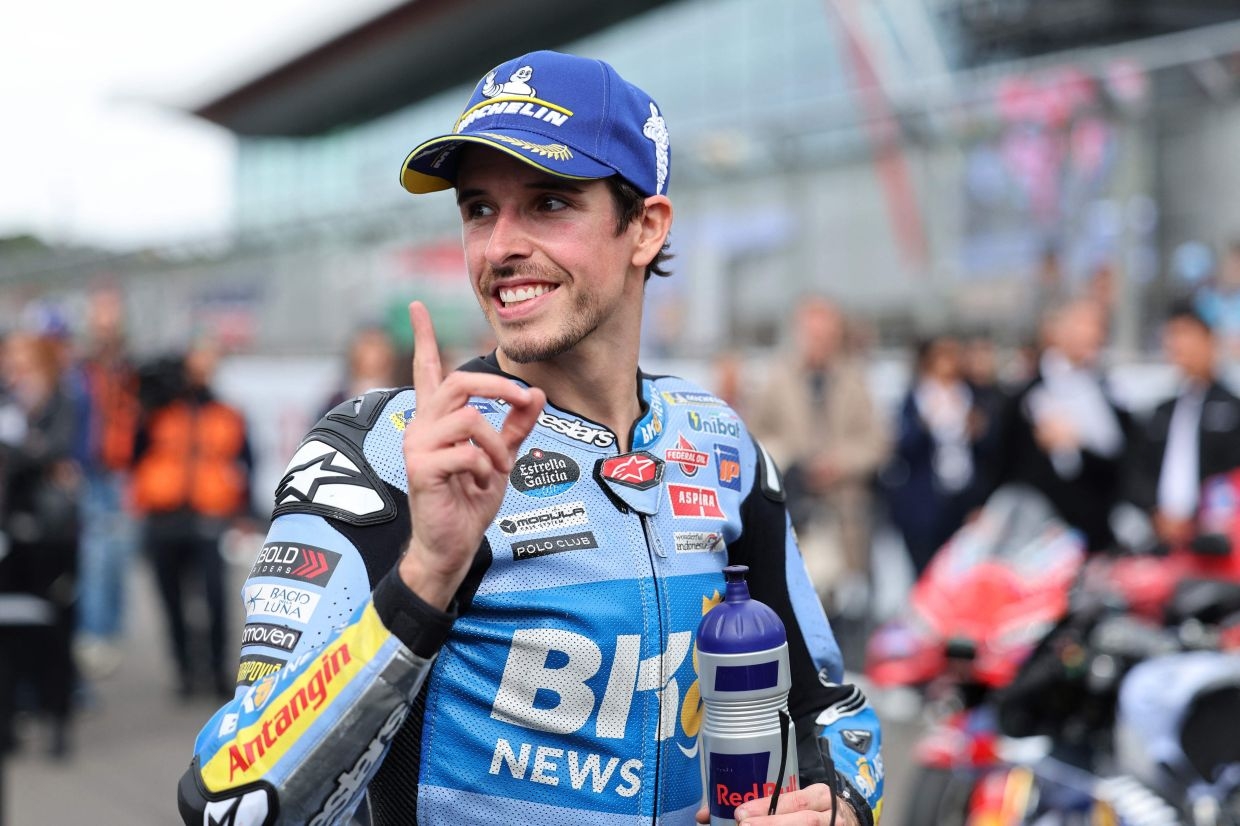 Motorcycling - Alex Marquez wins British GP sprint to end brother Marc's winning streak