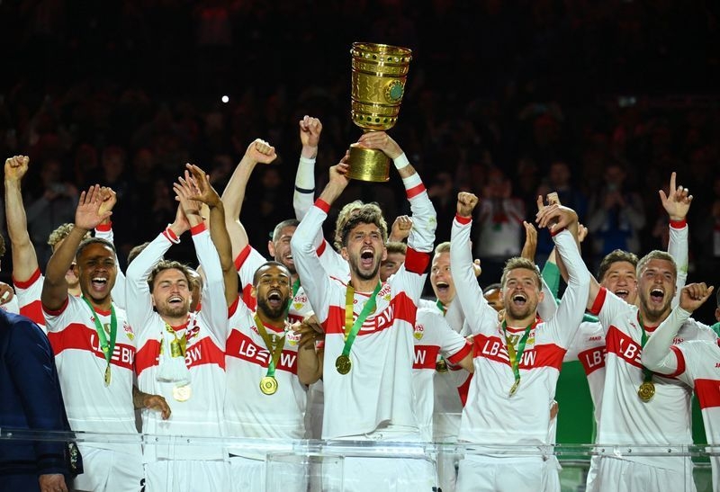 Soccer-Stuttgart beat third-tier Arminia Bielefeld 4-2 to clinch German Cup
