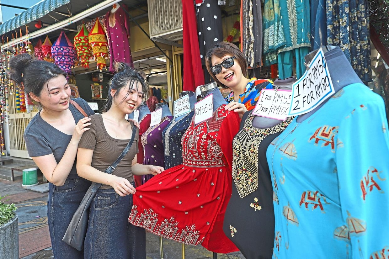 Chinese scholars flock to Malaysia