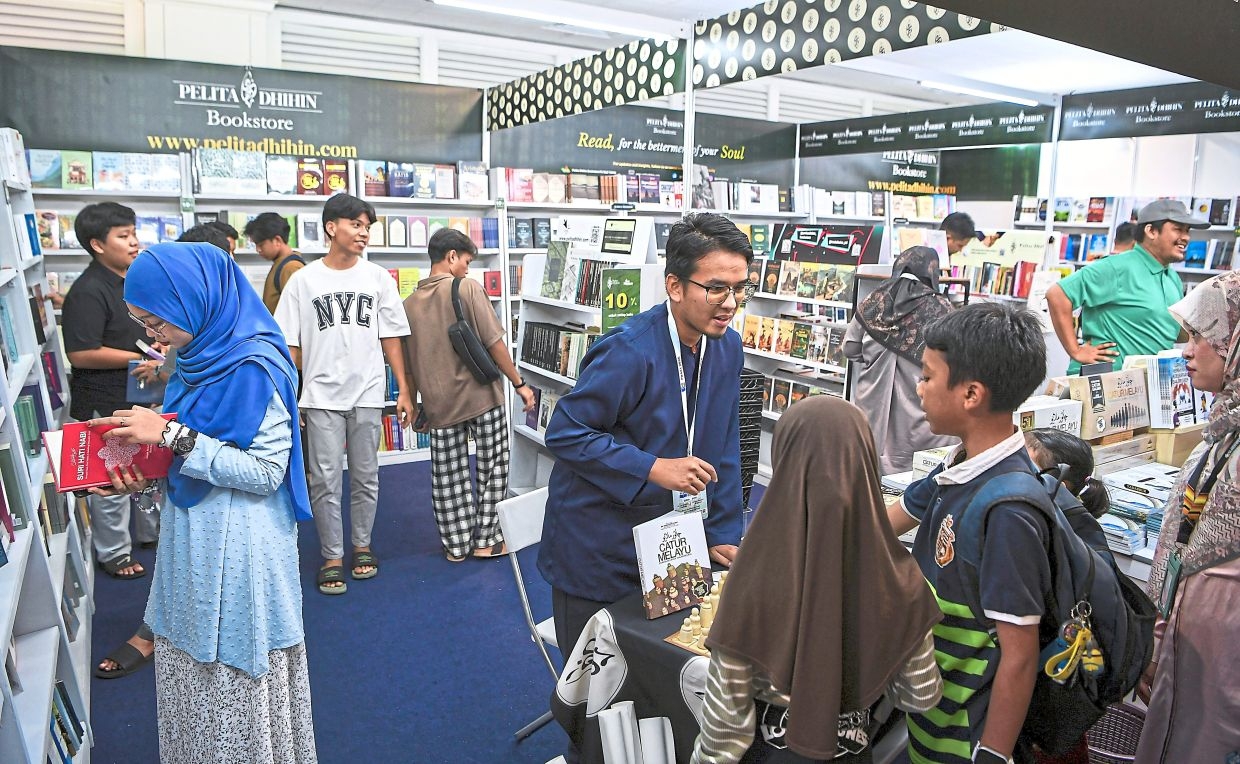 Vibrant costumes ignite creativity at book fair