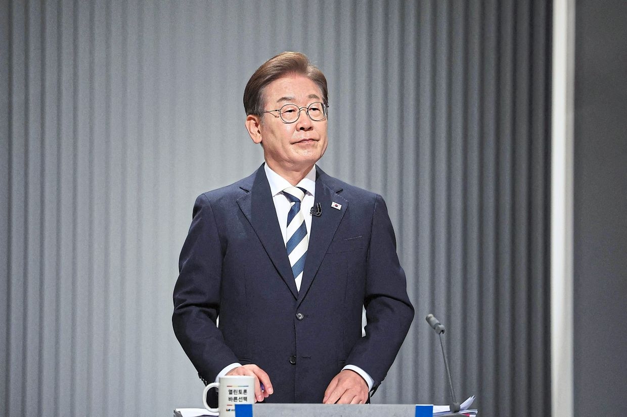 Lee vows to restore hotline