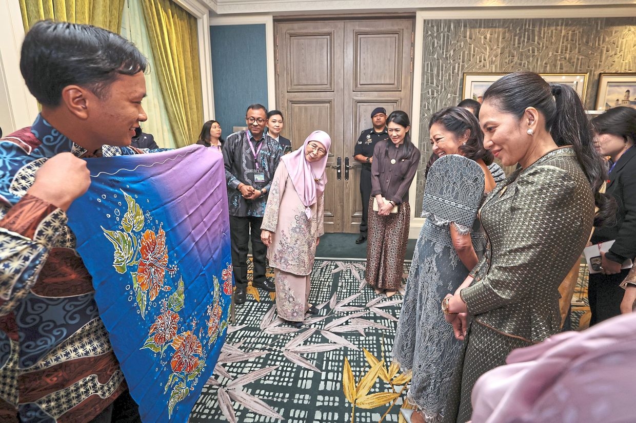 Wan Azizah hosts Asean leaders' spouses