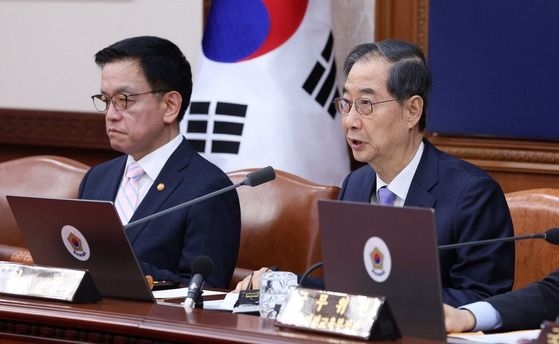 Seoul slaps travel bans on two former acting presidents: Yonhap